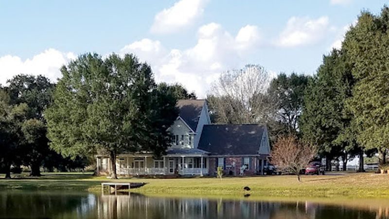 foto deWhispering Oaks Lodge – Lafayette, LA